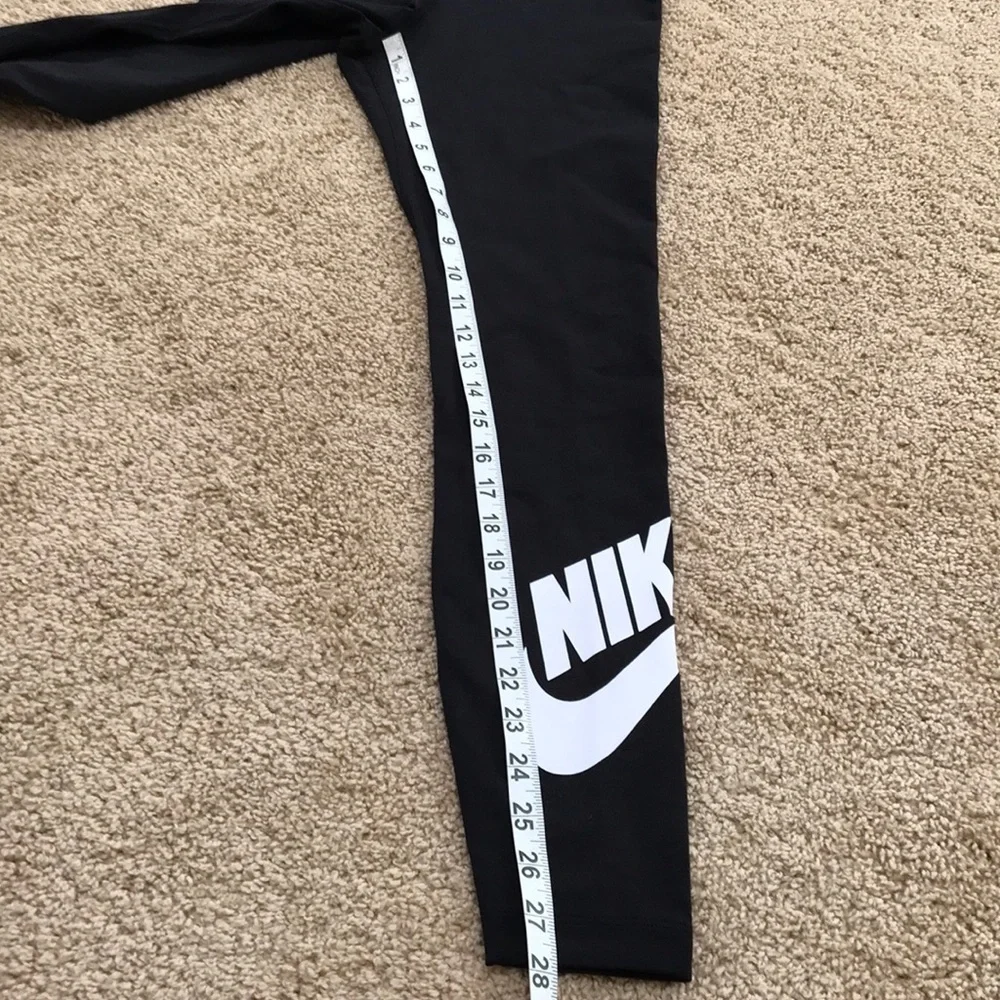 NWT! NIKE Size XS full length tight fit black leggings